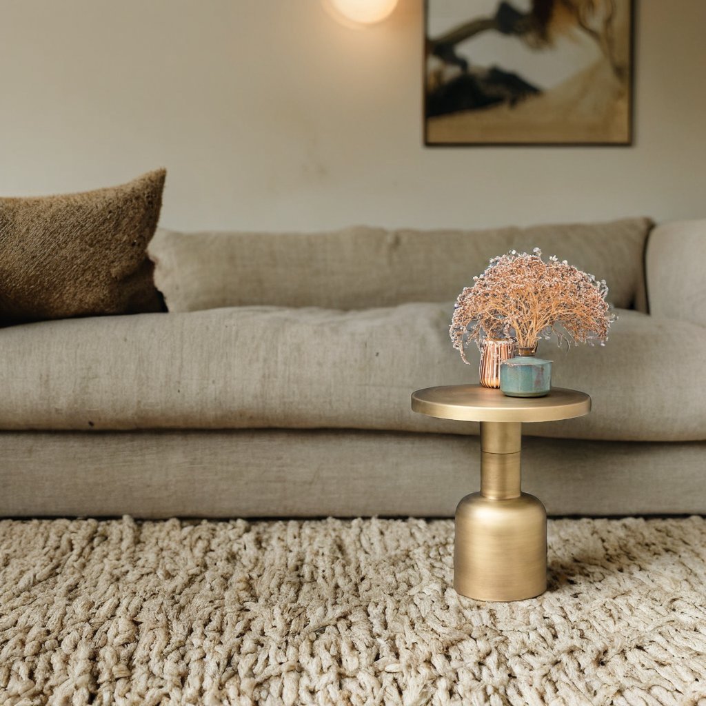 Elegante Couchtische und Beistelltische aus Holz, Marmor und Glas in einem modernen Wohnzimmer, perfekt für stilvolle Akzente