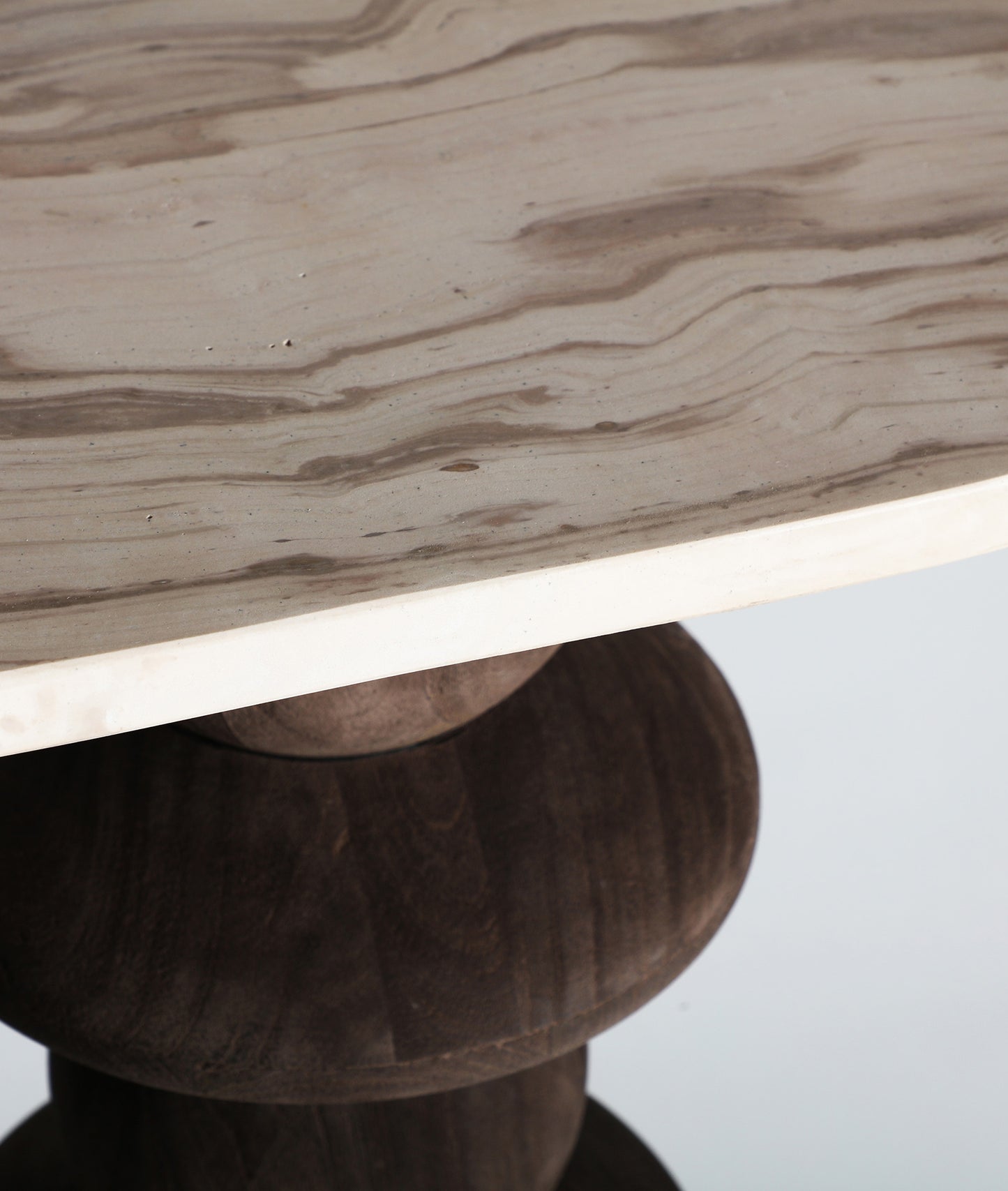 Zoe – skulpturale Konsole aus Mango-Holz im Contemporary-Stil