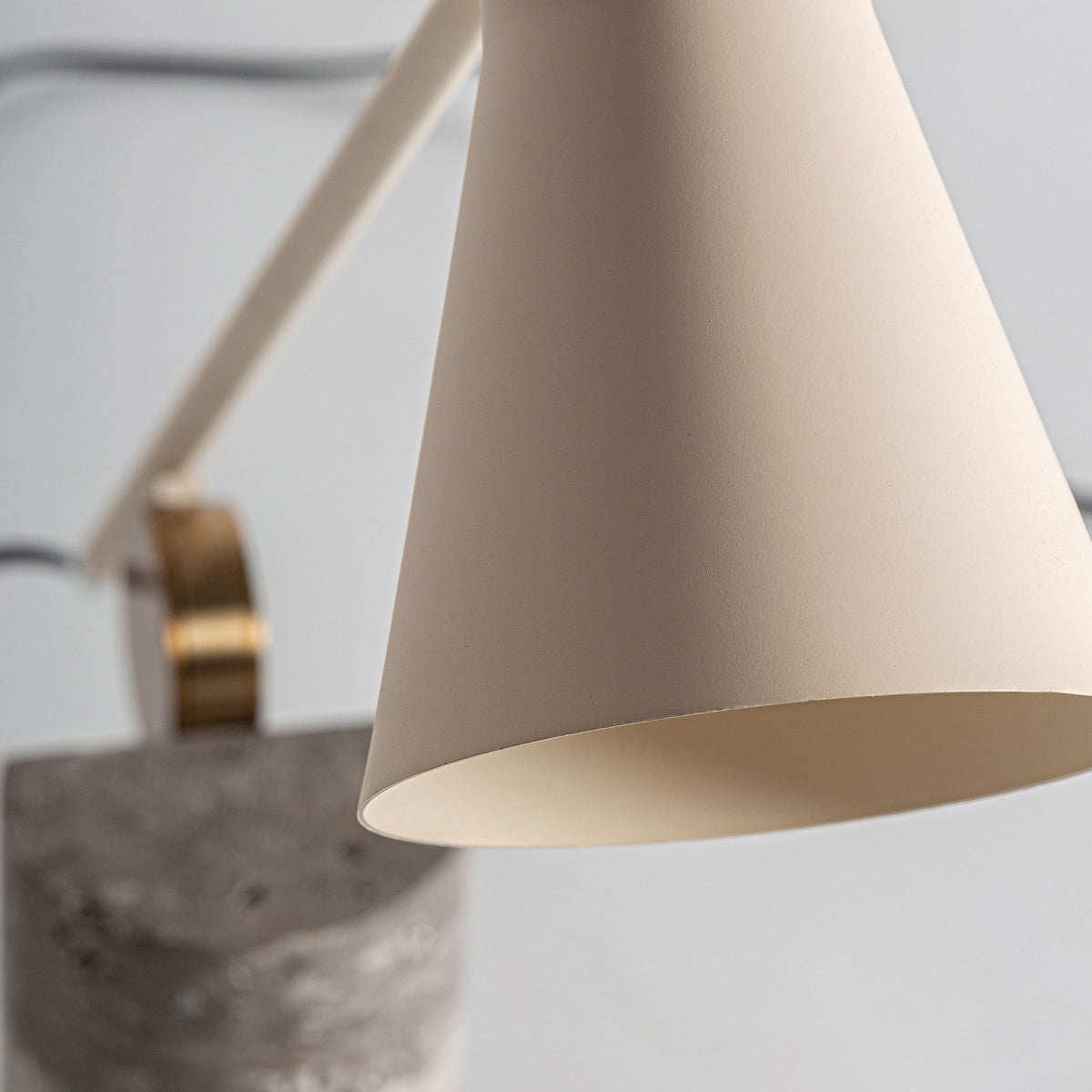 Tischlampe Adele im Art-Deco-Stil aus Bronze in Grau mit cremefarbenem Marmorfuß, elegante Beleuchtung für Wohnräume.