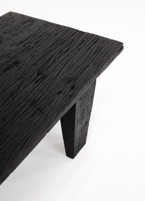 Seitenansicht des schwarzen Alfredo Couchtischs aus Holz, der seine robuste Konstruktion und elegantes Design präsentiert