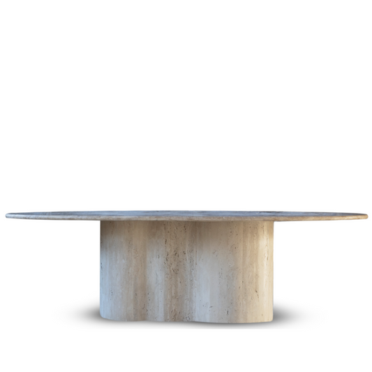 Detailaufnahme des beige Travertin Tisch Anton, die die natürliche Textur und robuste Oberfläche zeigt, perfekt für stilvolle und pflegeleichte Essbereiche.