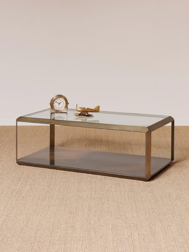 Baptiste Couchtisch in Braun aus Eisen und Glas, stilvoll dekoriert mit einem Tablett, Kerzen und einer kleinen Skulptur. Perfekt für eine elegante und kunstvolle Wohnzimmergestaltung