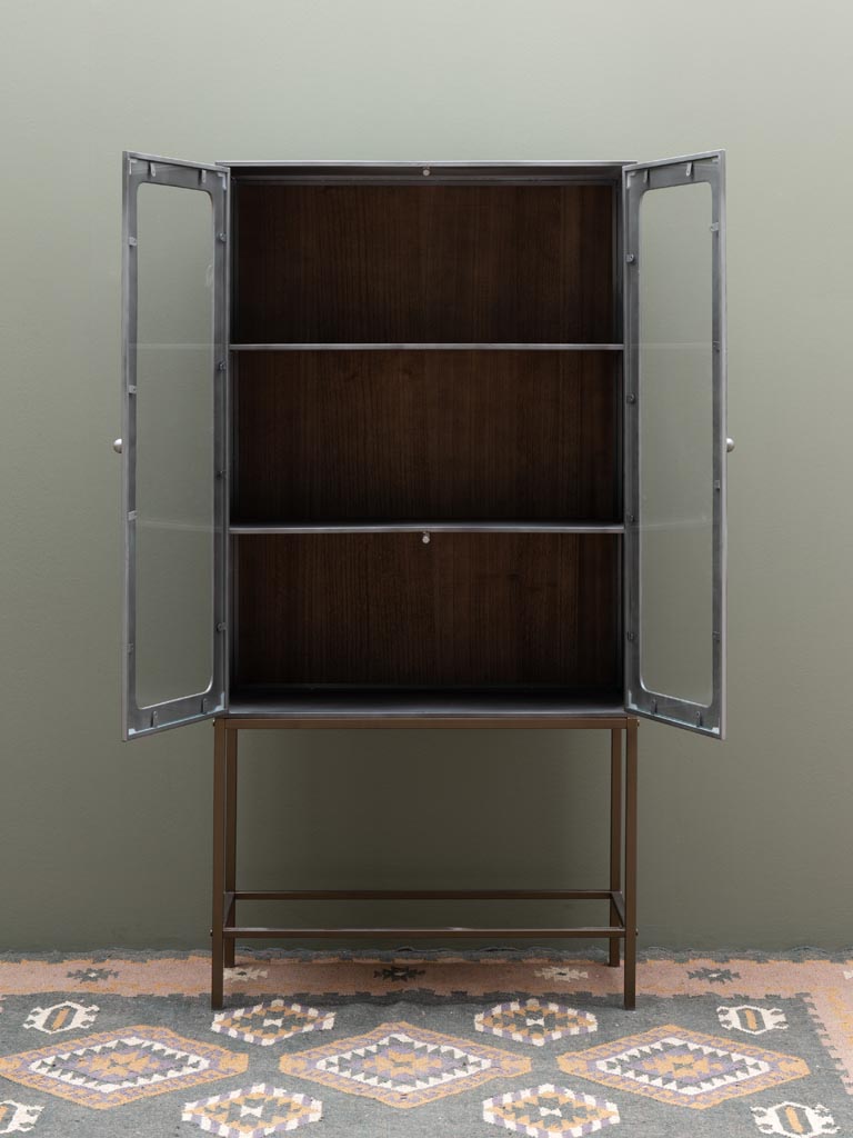 Boris Schrank aus Eisen und Messing, platziert im Wohnzimmer und dekoriert mit Körben und stilvollen Accessoires. Der graue und gunmetal Schrank verleiht deinem Raum Eleganz und schafft eine größere Raumwirkung geöffnet