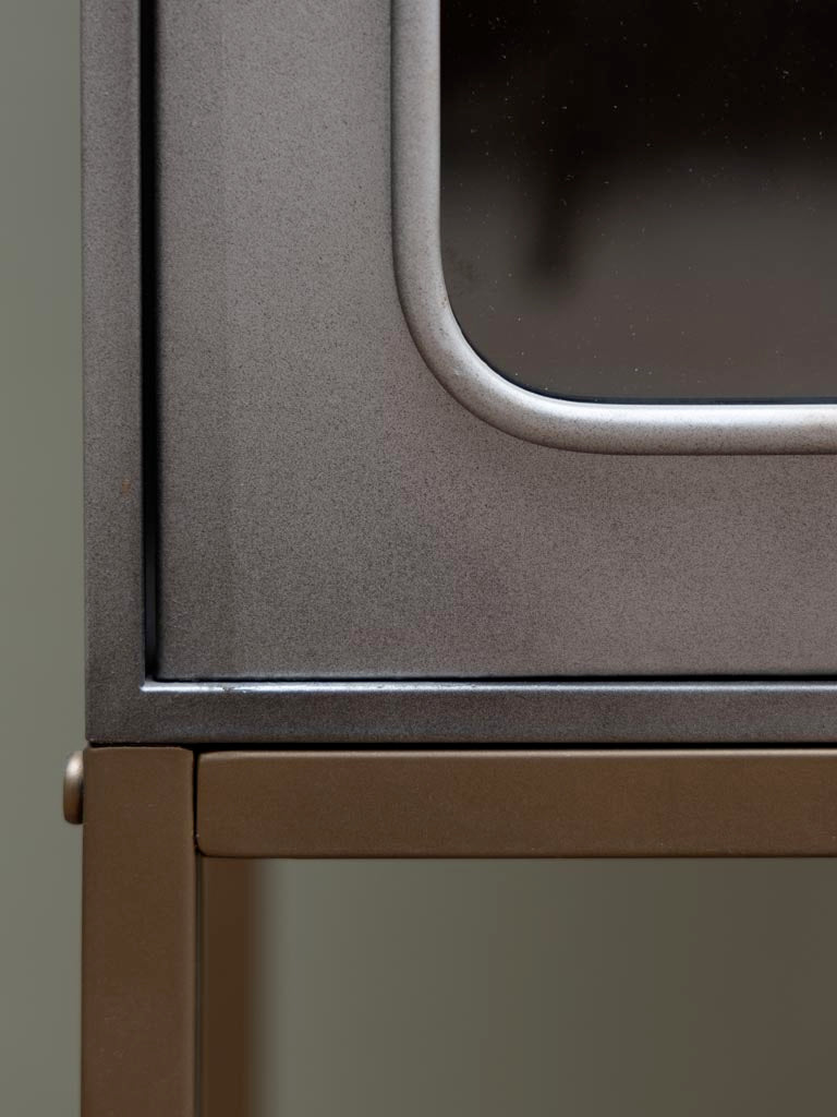 Detailaufnahme des Schrankes Boris, gefertigt aus grau und gunmetal Eisen sowie Messing, die die feine Verarbeitung und robuste Textur zeigt. Ideal für modernes Interieur mit elegantem Touch