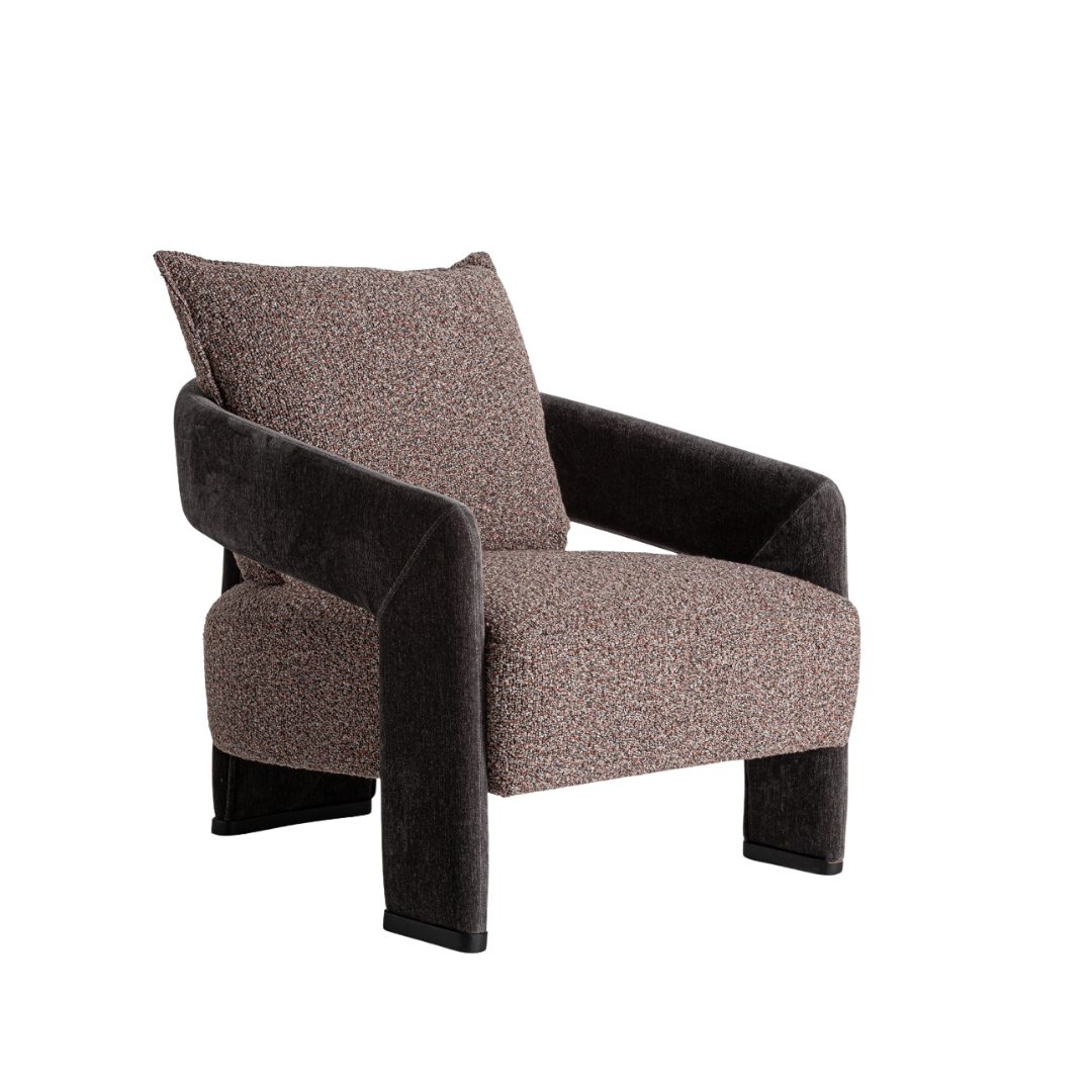 Lounge-Sessel aus Kiefernholz mit marmorierter Polsterung in Braun und schwarzem Buchenholzgestell, 83x81x68 cm, ideal für Wohn- und Schlafzimmer.