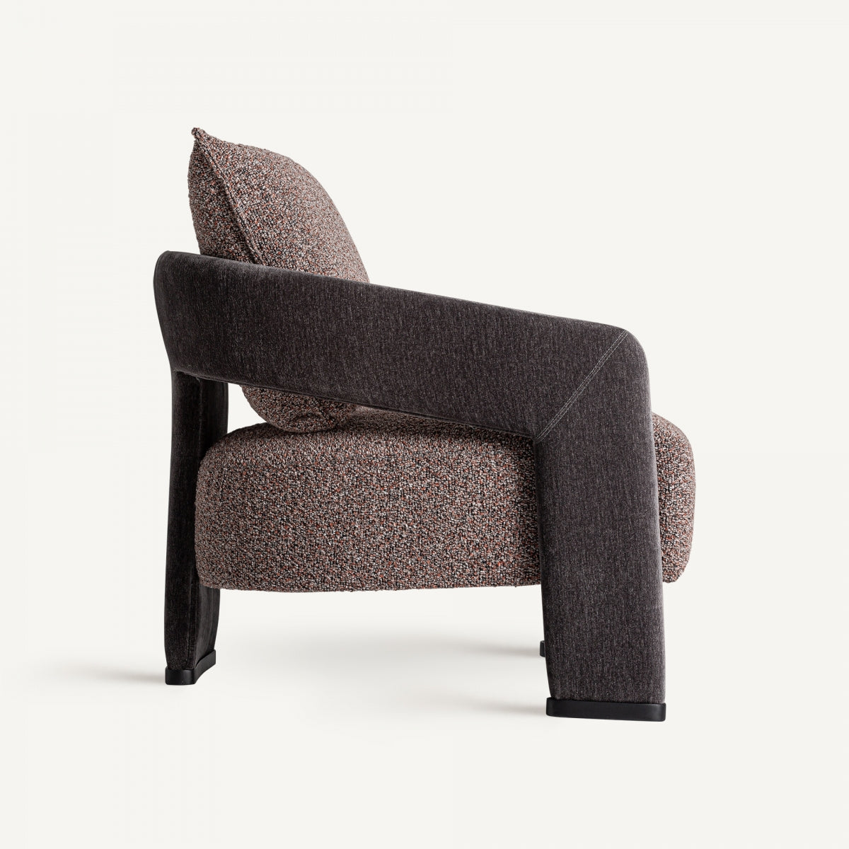 Lounge-Sessel aus Kiefernholz mit marmorierter Polsterung in Braun und schwarzem Buchenholzgestell, 83x81x68 cm, ideal für Wohn- und Schlafzimmer.