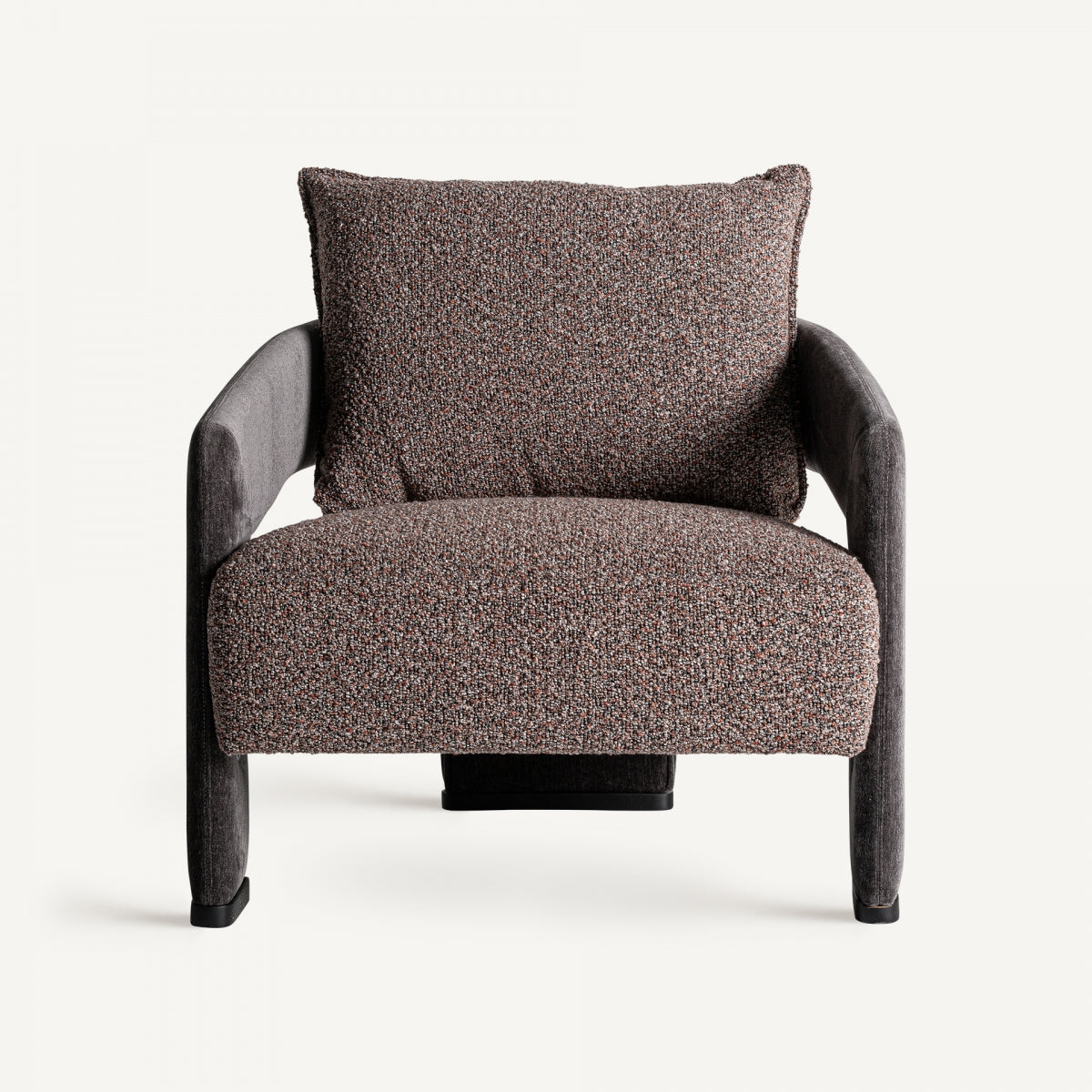 Lounge-Sessel aus Kiefernholz mit marmorierter Polsterung in Braun und schwarzem Buchenholzgestell, 83x81x68 cm, ideal für Wohn- und Schlafzimmer.