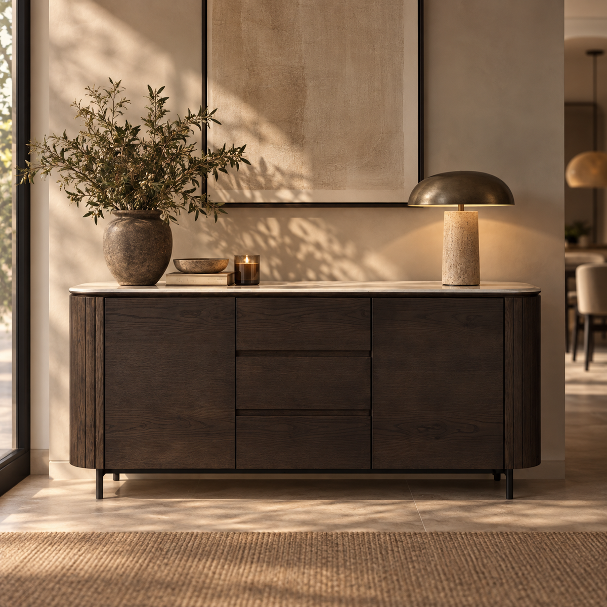 Dunkle Konsole mit abgerundeten Seiten, klarer Holzmaserung und heller Deckplatte in einem warmen, hochwertigen Interior-Boutique-Wohnambiente.