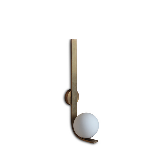 Wandleuchte aus messingfarbenem Metall mit Opalglaskugel, handgefertigt, elegantes Design, 60 cm Länge