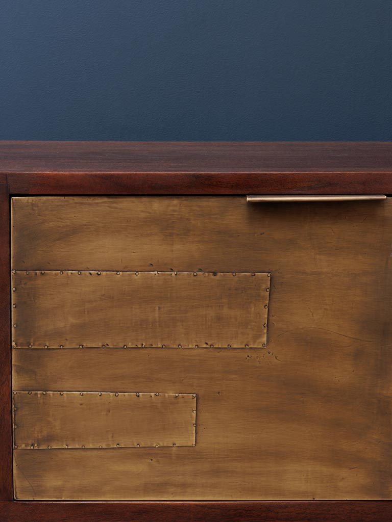 Stilvolles Sideboard mit wildem Charme, ideal für Platzierung unter dem Fernseher oder im Wohnzimmer. Perfekt als Stauraum und Akzentstück für moderne und wohnliche Einrichtungen
