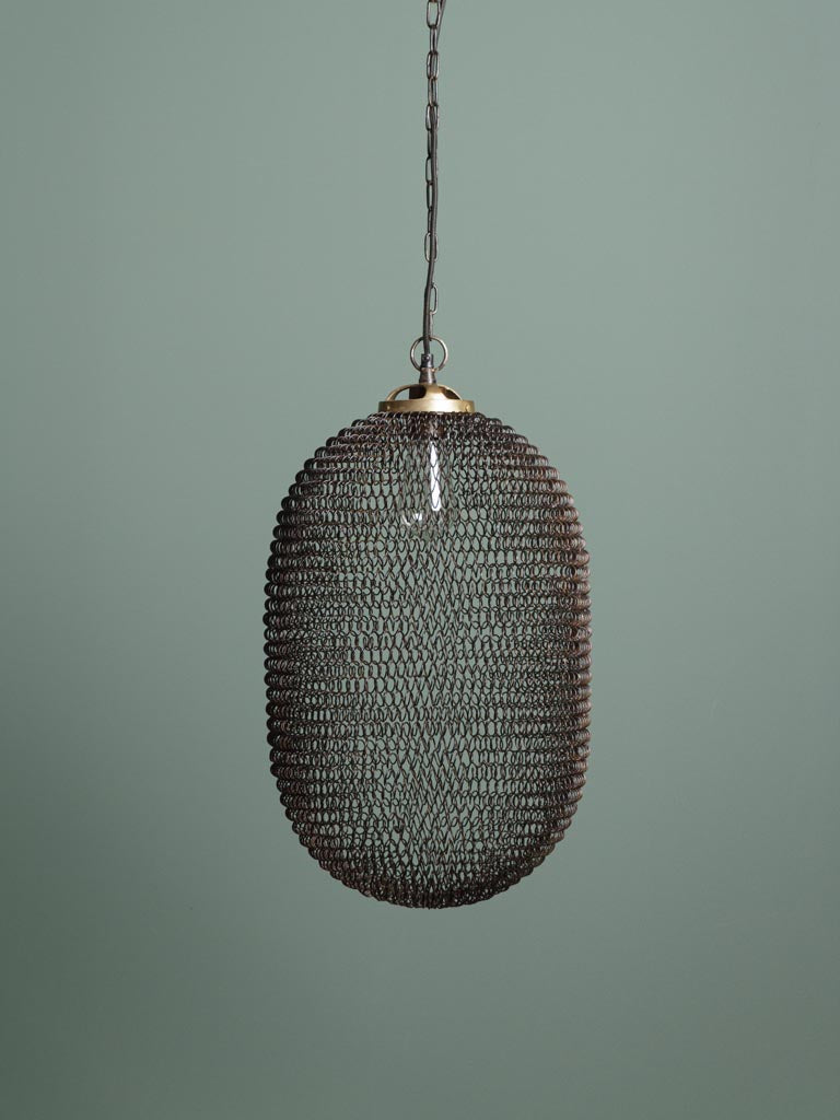 Lea Hängeleuchte, 54x34 cm, in braunem Eisen über dem Esstisch. Ihr kunstvolles Design und die orientalische Ausstrahlung sorgen für ein beeindruckendes Ambiente und machen jedes Dinner zu einem besonderen Erlebnis. Perfekt für eine luxuriöse und exotische Raumgestaltung.