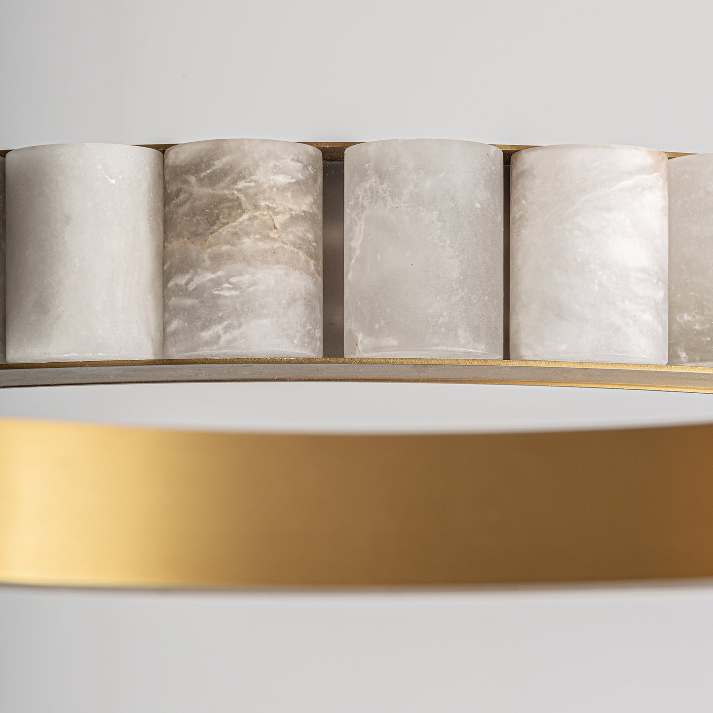 Runde Art-Déco-Hängeleuchte aus weißem Alabaster mit bronzefarbenem Stahlrahmen, flache Deckenleuchte 80 cm