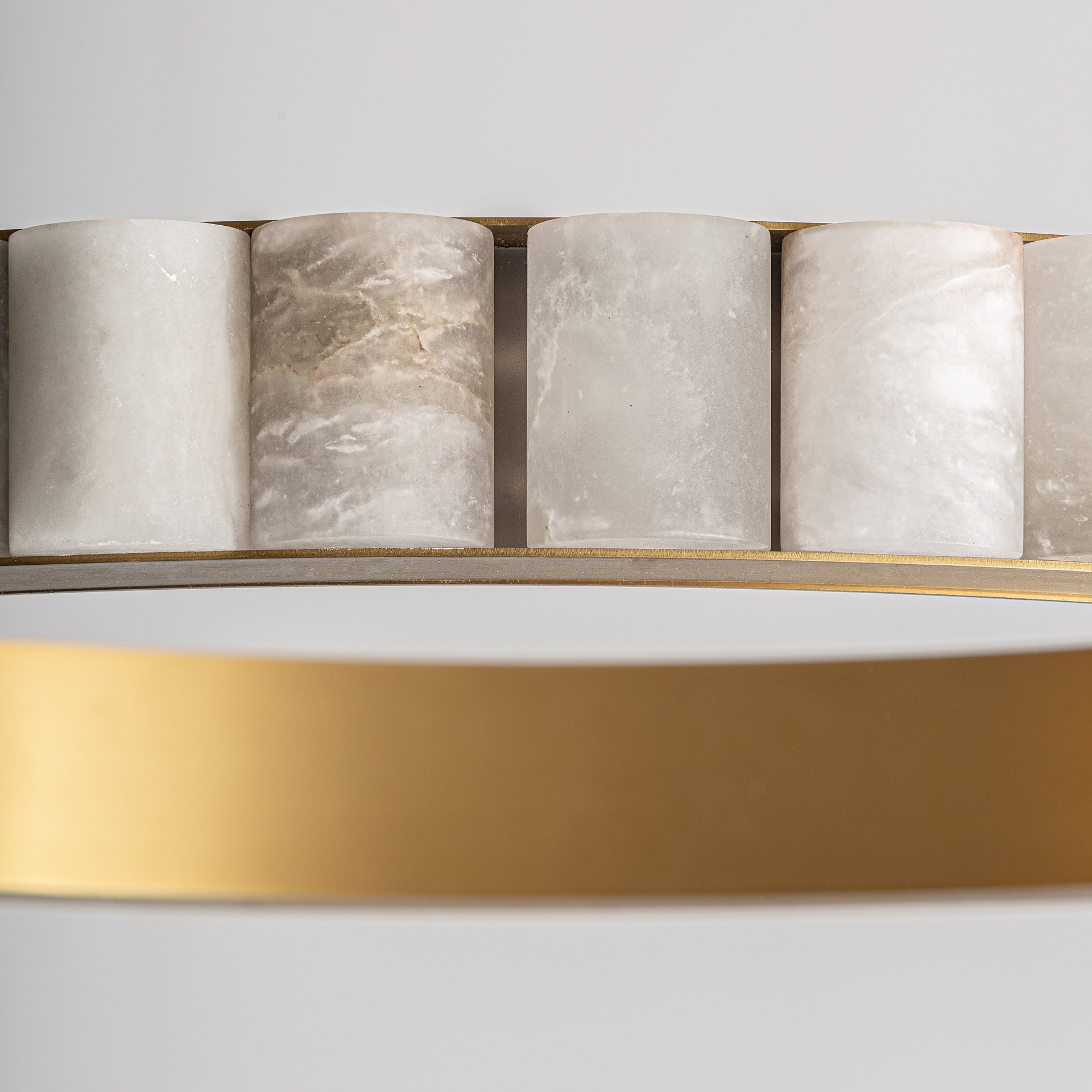 Runde Art-Déco-Hängeleuchte aus weißem Alabaster mit bronzefarbenem Stahlrahmen, flache Deckenleuchte 80 cm