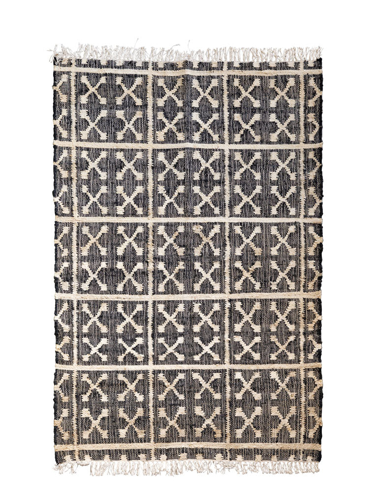 Julio, gewebter Sisal-Teppich 120x180 cm in braun und weiß gemustert. Verleiht deinem Wohnzimmer oder Schlafzimmer eine entspannte Urlaubsatmosphäre. Der Teppich bringt lässigen Freizeitlook und natürliche Eleganz in jeden Raum