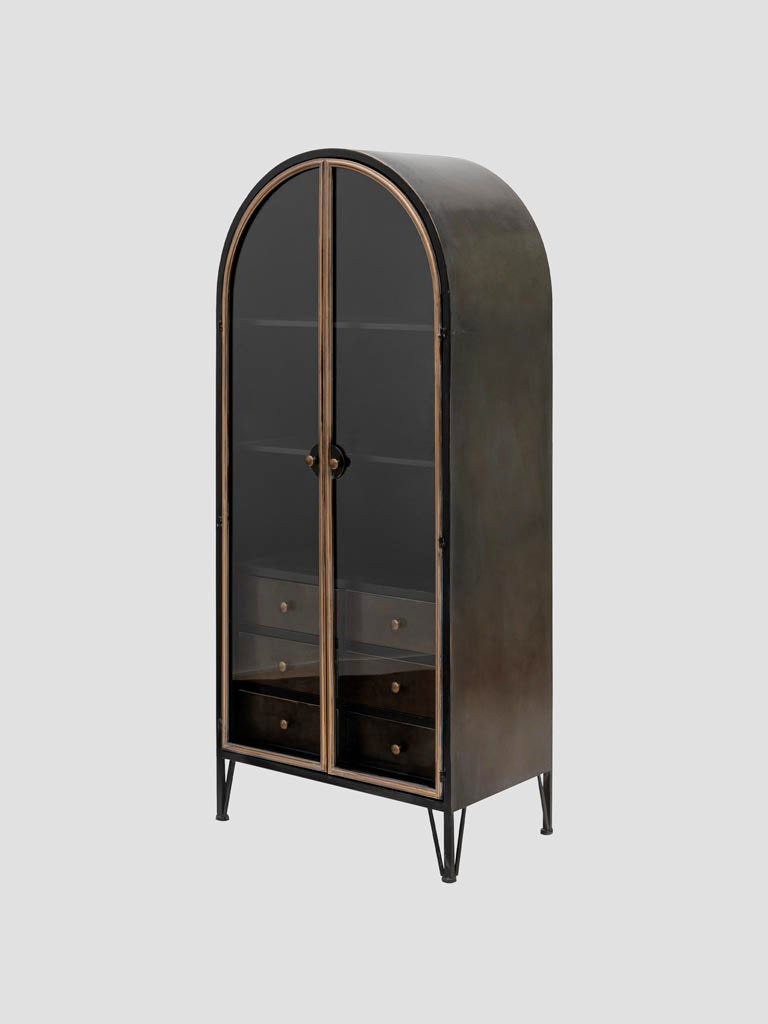 Schrank Juri, 162x44x71 cm, braun und messing. Perfekt für das Schlafzimmer oder Badezimmer, um Bettzeug, Kissen und Decken elegant zur Schau zu stellen. Juris industrieller Charme kombiniert mit robustem Design verleiht deinem Raum eine stilvolle Note.