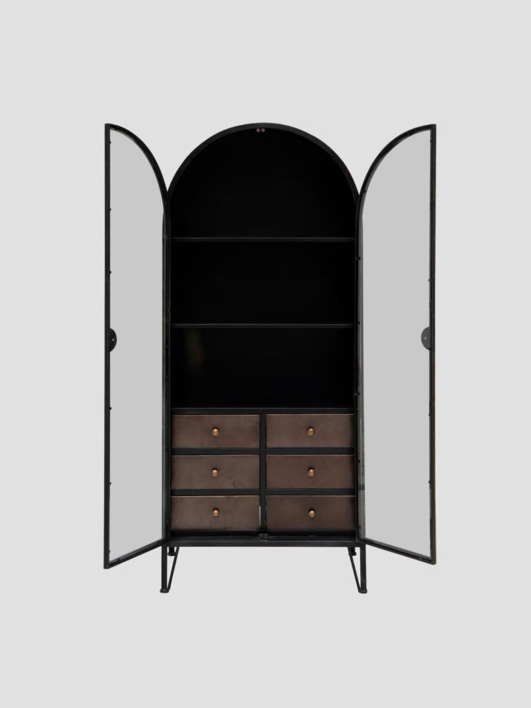 Detailansicht des Juri Schranks aus Eisen und Glas, 162x44x71 cm, in braun und messing. Der industrielle Stil und das polierte Äußere zeigen Juris kraftvolle Ästhetik und Funktionalität, ideal zur stilvollen Aufbewahrung von Bettzeug oder Geschirr