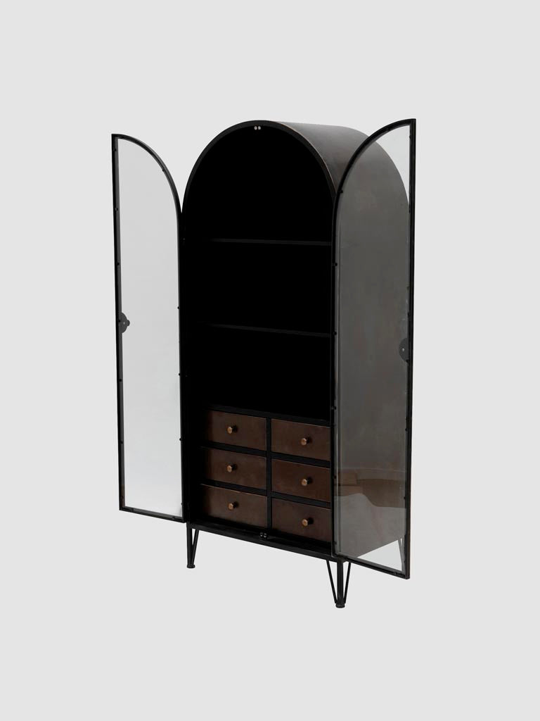 Schrank Juri, 162x44x71 cm, braun und messing. Perfekt für das Schlafzimmer oder Badezimmer, um Bettzeug, Kissen und Decken elegant zur Schau zu stellen. Juris industrieller Charme kombiniert mit robustem Design verleiht deinem Raum eine stilvolle Note.