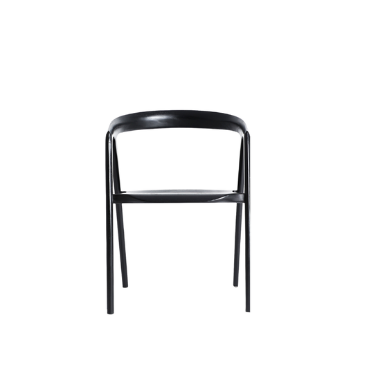 Stuhl Liam aus schwarzem Holz mit geschwungener Rückenlehne im warmen, minimalistischen Interior Boutique Studio-Setting.