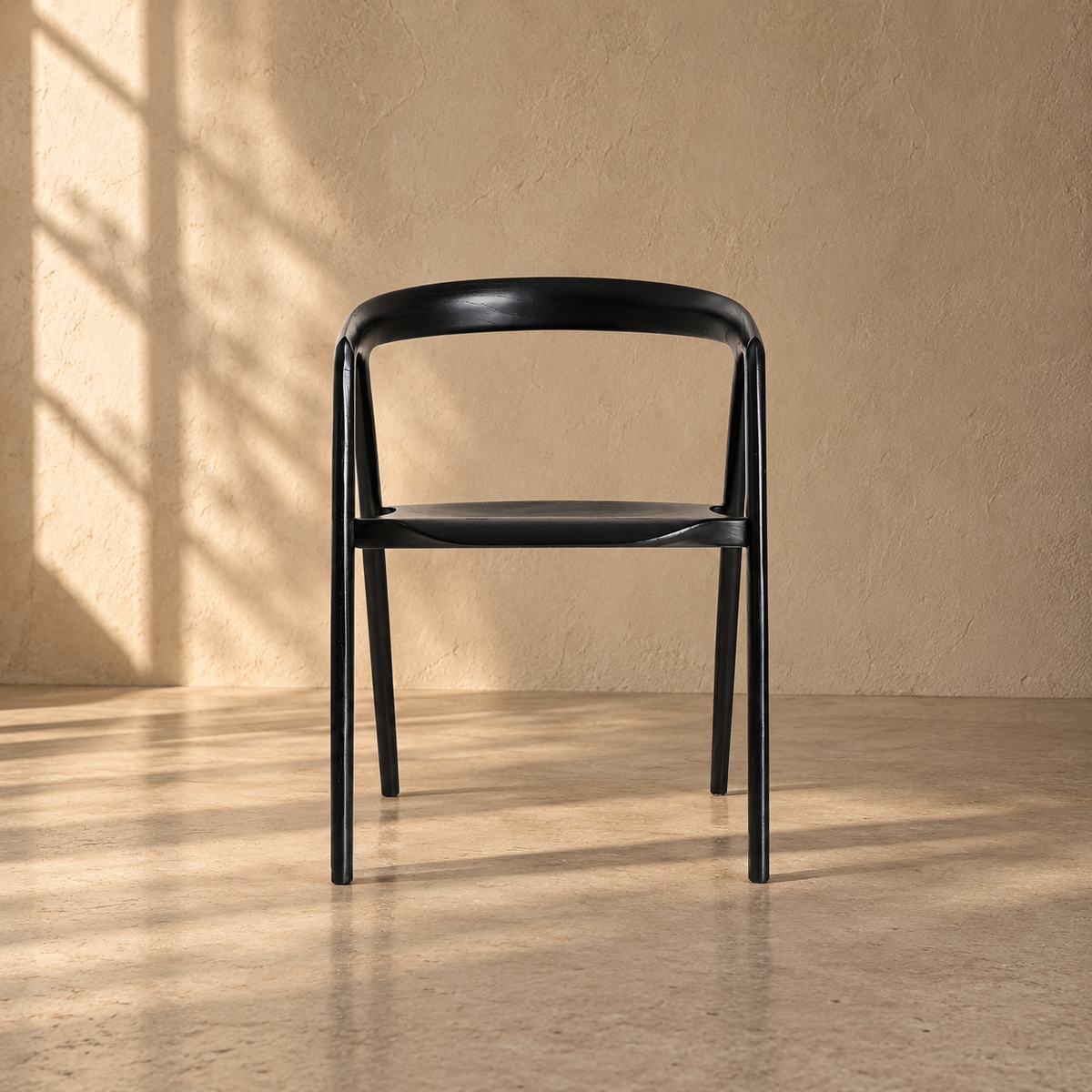 Stuhl Liam aus schwarzem Holz mit geschwungener Rückenlehne im warmen, minimalistischen Interior Boutique Studio-Setting.
