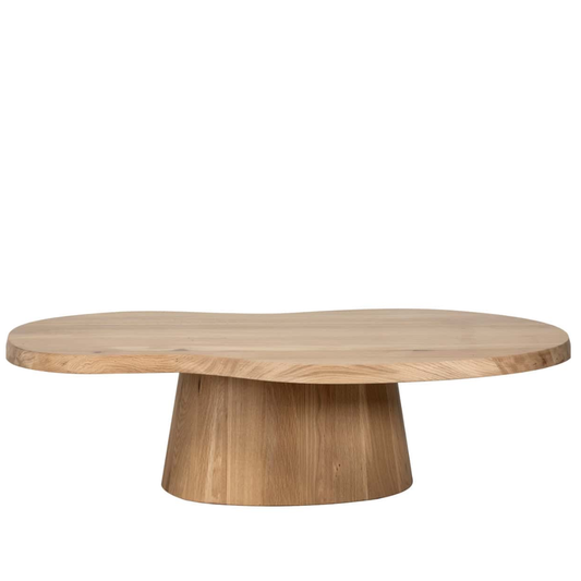 Couchtisch Marlon mit organisch geformter Tischplatte aus hellem Holz und skulpturalem, konisch zulaufendem Mittelfuß. Die weiche Linienführung und die natürliche Holzmaserung verleihen dem Tisch eine ruhige, moderne Wirkung im Interior-Boutique-Sti