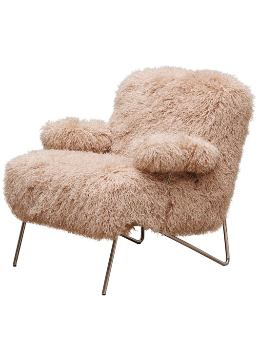 Matheo Loungesessel mit beigefarbenem, langflorigem Bezug und filigranem Metallgestell in warmem Interior-Boutique-Studio-Setting.
