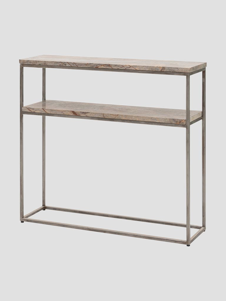 Maxim Möbelstück, 80x25x90 cm, in Grau und Marmor, im Wohnzimmer platziert. Die klare und geradlinige Form des Möbelstücks wird durch eine Pendelleuchte und eine Vase mit Kunstblumen ergänzt, wobei die minimalistische Ästhetik und zeitlose Schönheit betont werden