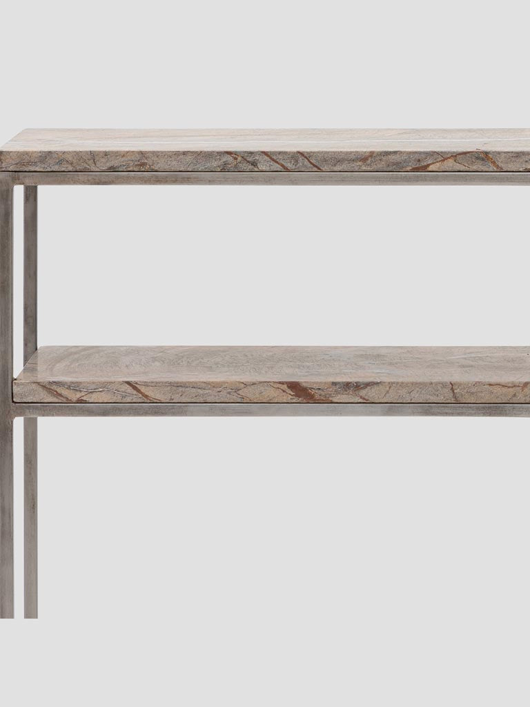 Detailansicht des Maxim Möbelstücks, 80x25x90 cm, Grau/Marmor. Die präzise Verarbeitung aus Eisen und Marmor zeigt klare Linien und Ecken, die Maxim zu einem Symbol für minimalistische Eleganz und solide Struktur machen. Ideal für eine stilvolle Raumgestaltung