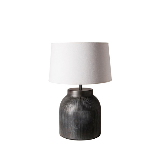 Moderne Tischleuchte mit geriffeltem Aluminiumkörper und Leinen-Schirm, 40 cm Durchmesser, 58 cm hoch. Perfekt für Wohnzimmer, Schlafzimmer oder Flur.