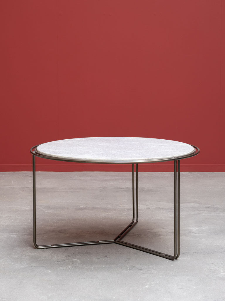 Filigraner Beistelltisch mit Marmordesign, ideal als stilvoller Akzent im Wohnzimmer oder Schlafzimmer. Perfekte Kombination aus Eleganz und subtilem Charakter für moderne Einrichtungsstile.
