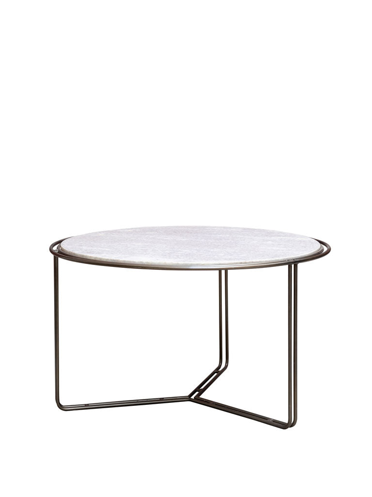 Filigraner Beistelltisch mit Marmordesign, ideal als stilvoller Akzent im Wohnzimmer oder Schlafzimmer. Perfekte Kombination aus Eleganz und subtilem Charakter für moderne Einrichtungsstile.
