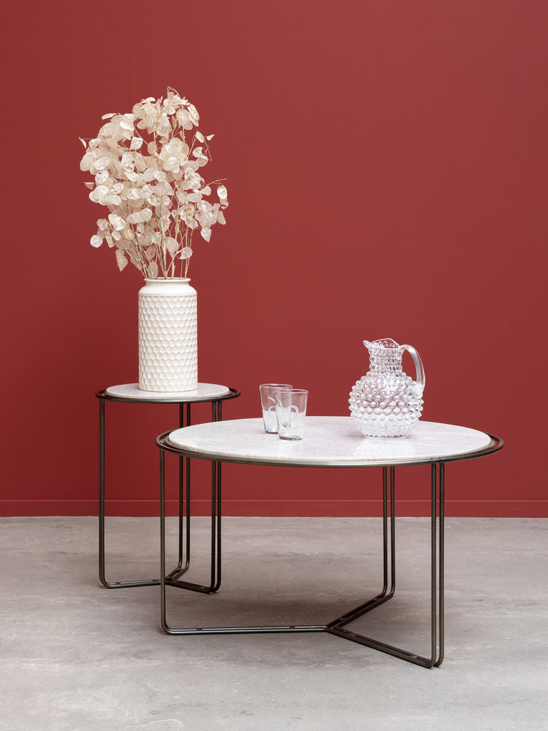 Filigraner Beistelltisch mit Marmordesign, ideal als stilvoller Akzent im Wohnzimmer oder Schlafzimmer. Perfekte Kombination aus Eleganz und subtilem Charakter für moderne Einrichtungsstile.
