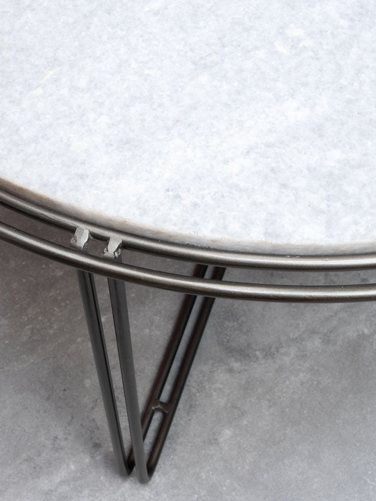 Filigraner Beistelltisch mit Marmordesign, ideal als stilvoller Akzent im Wohnzimmer oder Schlafzimmer. Perfekte Kombination aus Eleganz und subtilem Charakter für moderne Einrichtungsstile.
