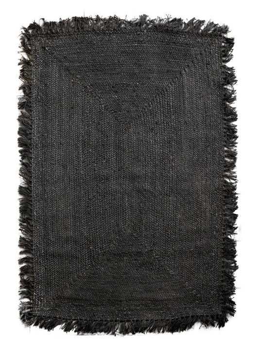 Noah Teppich, 120x180 cm, aus Hanf in Schwarz. Mit seiner robusten, strapazierfähigen Textur und dem fransigen Look bringt Noah natürlichen Charme und Wärme in jeden Raum. Ideal für Flure, Kücheninseln oder Schlafzimmer, sorgt er für ein gemütliches Ambiente.