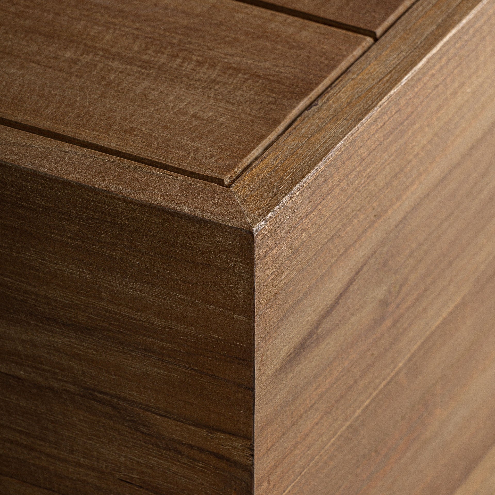 Robuster Outdoor-Couchtisch aus Holz in braun, 80x80x25 cm, ideal für Terrassen und Gärten.