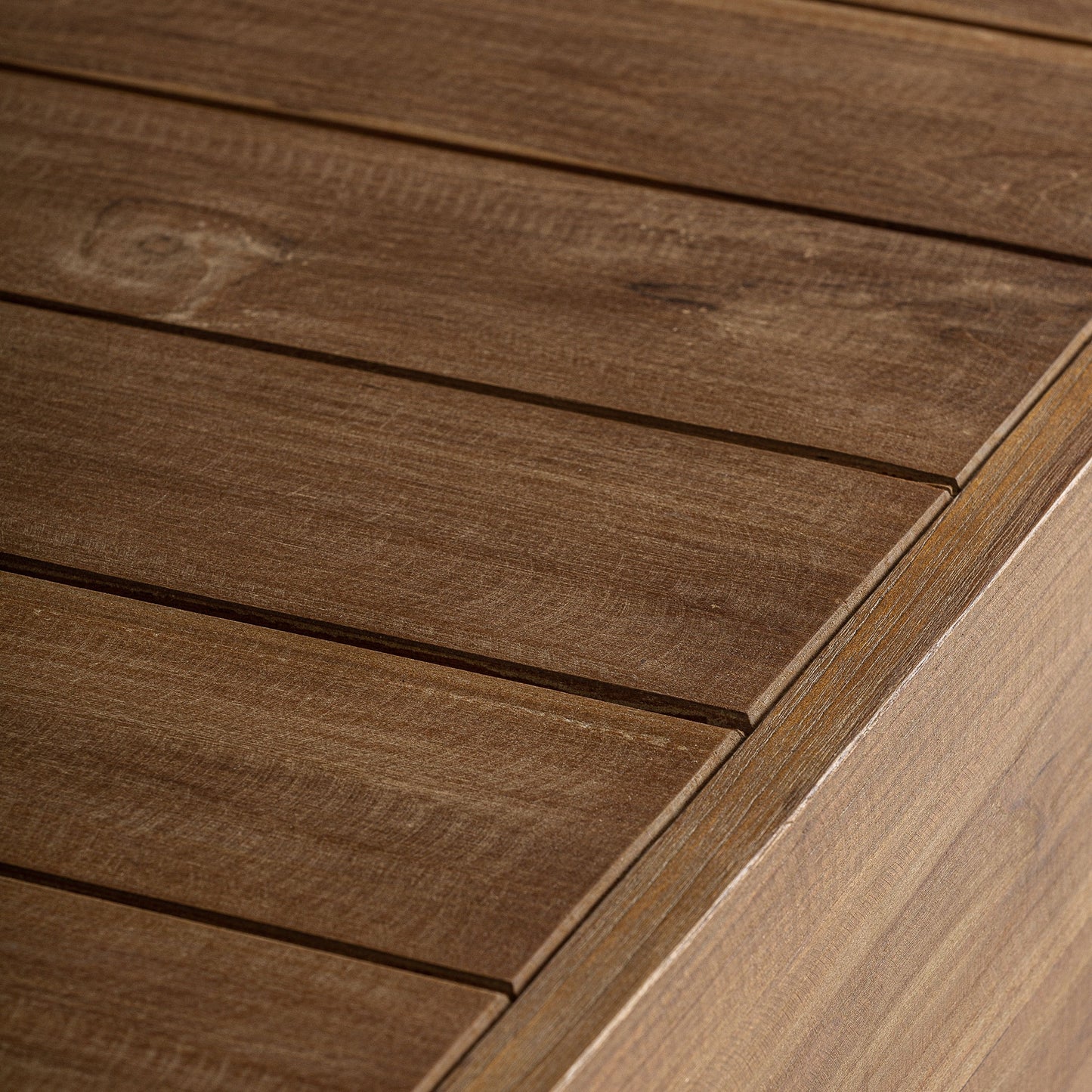 Robuster Outdoor-Couchtisch aus Holz in braun, 80x80x25 cm, ideal für Terrassen und Gärten.