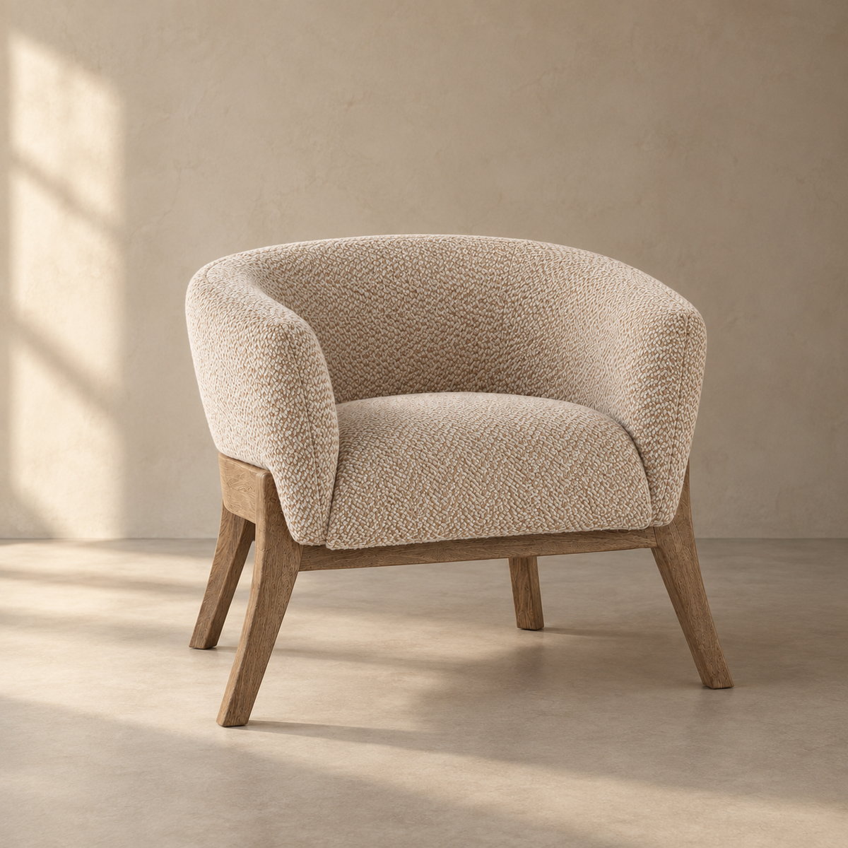 Stuhl Ruben mit gerundeter Sitzschale, strukturiertem Bezug in Creme und ausgestellten Holzbeinen im warmen Interior Setting von Interior Boutique.