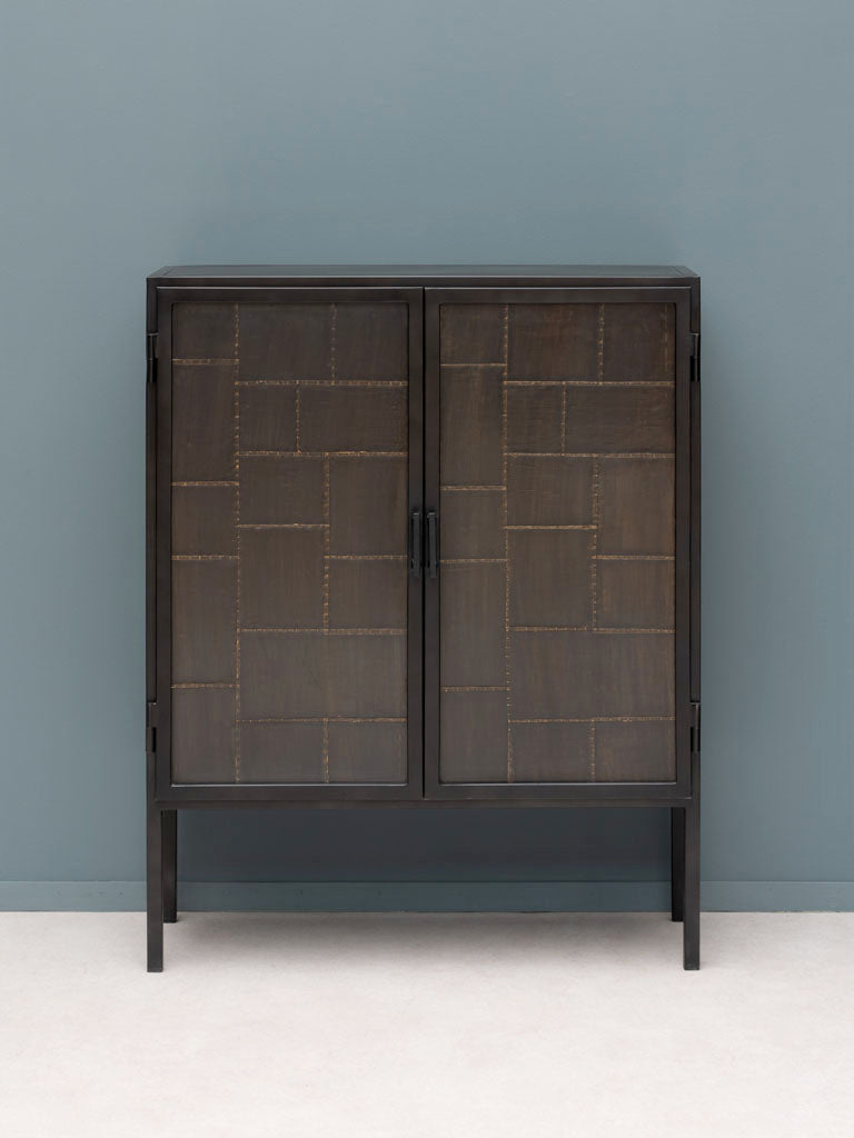 Stabiles Sideboard mit metallischen Akzenten und zarten Mustern, ideal für Eingangsbereich oder Wohnzimmer, vereint Stil und Funktionalität für moderne Einrichtungen
