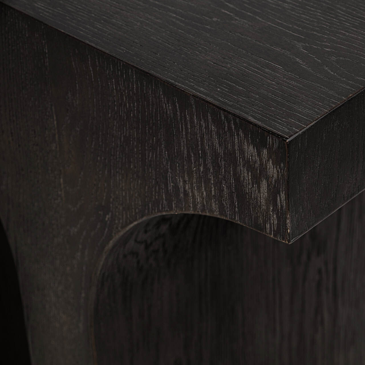 Veronika – skulpturale Konsole aus Eiche im Contemporary-Stil