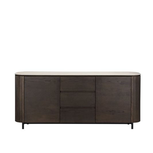 Dunkle Konsole mit abgerundeten Seiten, klarer Holzmaserung und heller Deckplatte in einem warmen, hochwertigen Interior-Boutique-Wohnambiente.