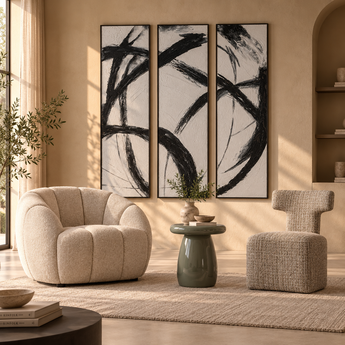 Wohnszene von Interior Boutique mit Sessel Laurent, Beistelltisch Gaston, Sessel Otis und dreiteiliger abstrakter Wallart in warmem, modernem Interior