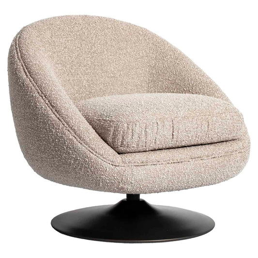 Sessel Martin mit weich gerundeter Schale, strukturierter Polsterung in hellem Taupe und schwarzem Tellerfuß im ruhigen Produktsetting von Interior Boutique