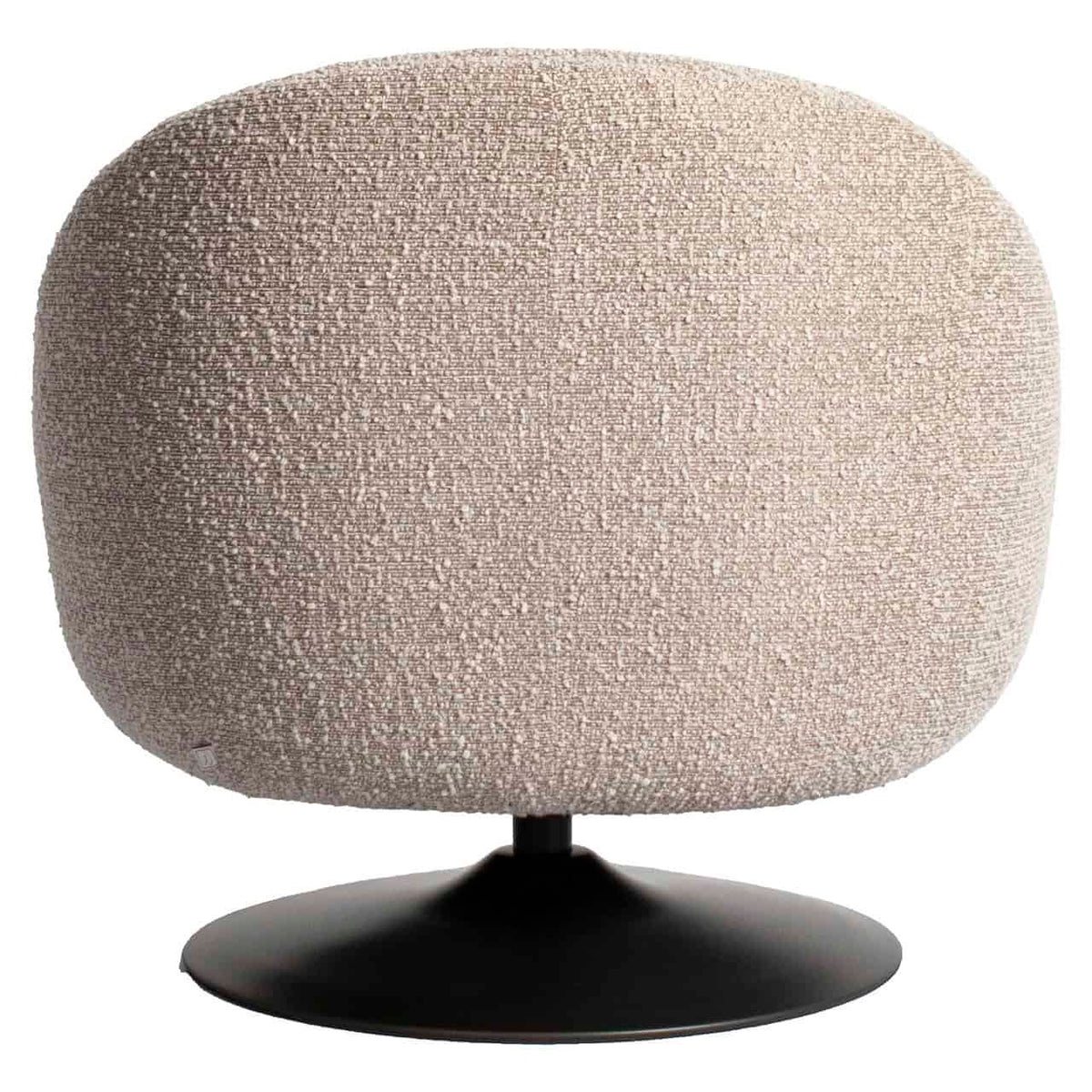 Sessel Martin mit weich gerundeter, geschlossener Sitzschale, großzügigem Sitzpolster und strukturiertem Bezug in hellem Taupe. Der schwarze Tellerfuß setzt einen klaren Kontrast und unterstreicht die moderne, skulpturale Form von Interior Boutique