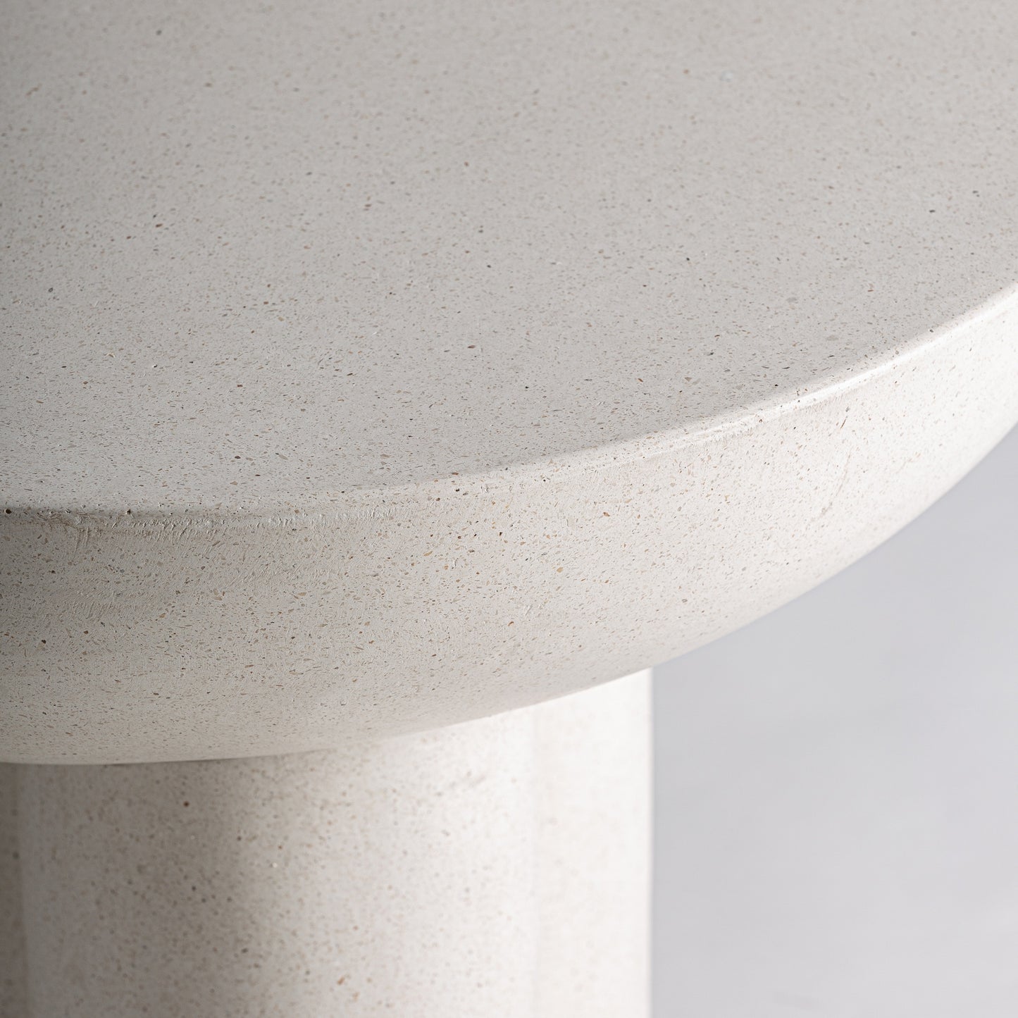 Artur – skulpturaler Beistelltisch aus Terrazzo im Contemporary-Stil
