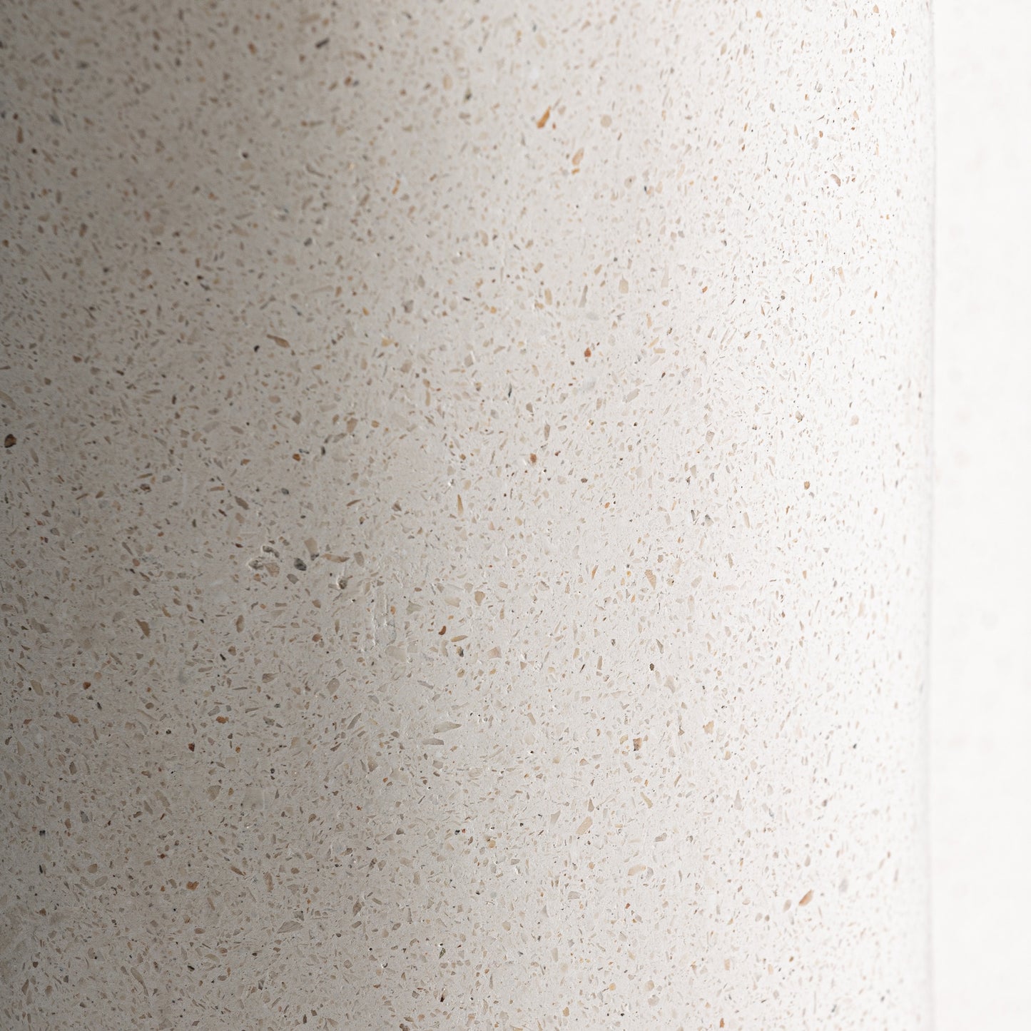 Artur – skulpturaler Beistelltisch aus Terrazzo im Contemporary-Stil