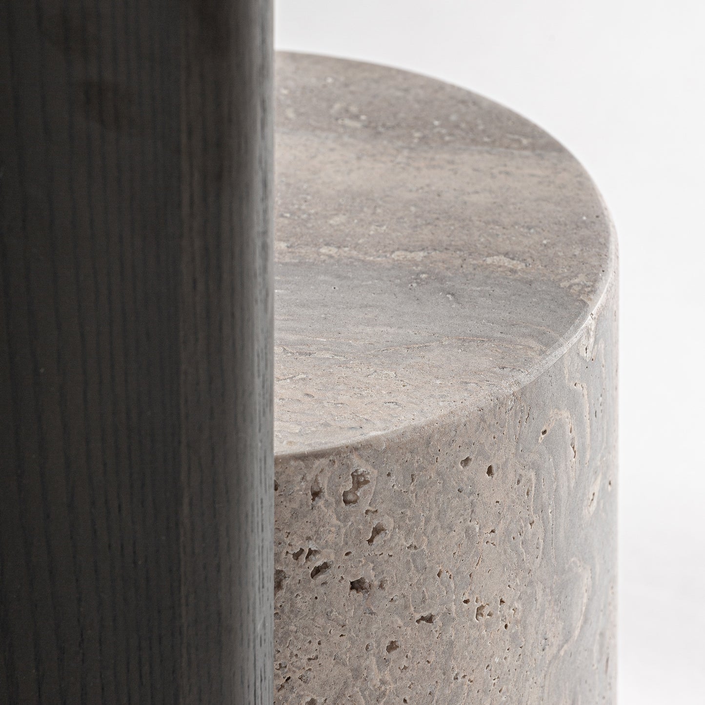 Jean – skulpturaler Beistelltisch aus Travertin im Contemporary-Stil