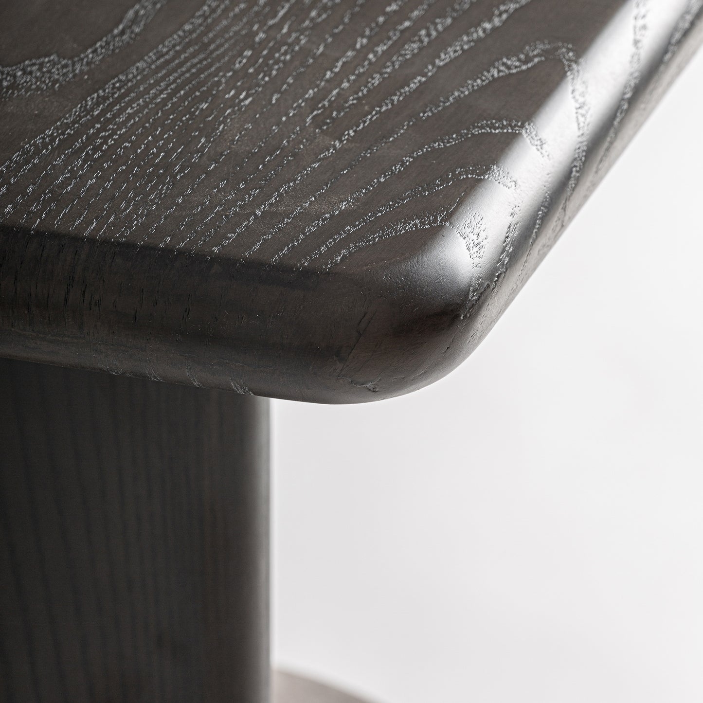 Jean – skulpturaler Beistelltisch aus Travertin im Contemporary-Stil