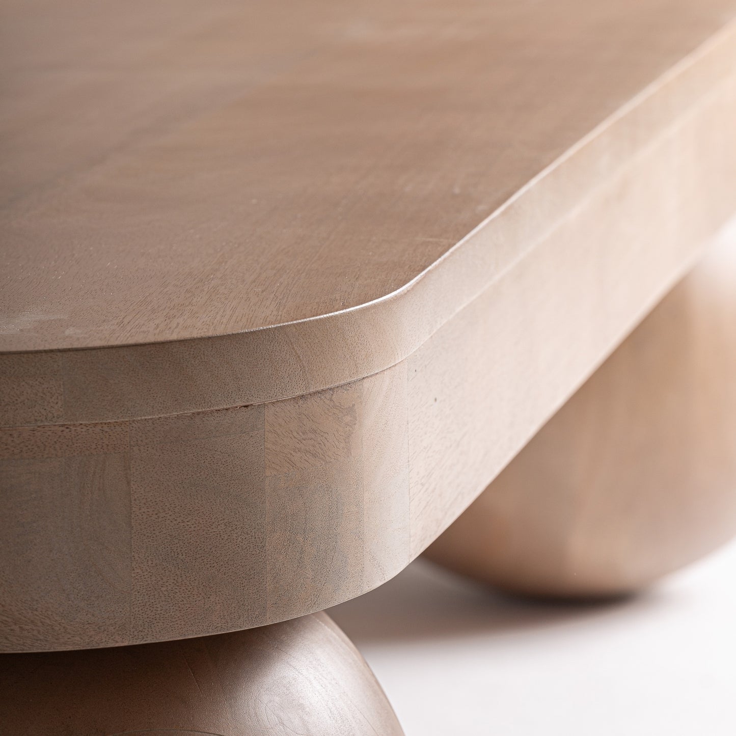 Oscar – skulpturaler Couchtisch aus Mango-Holz im Contemporary-Stil