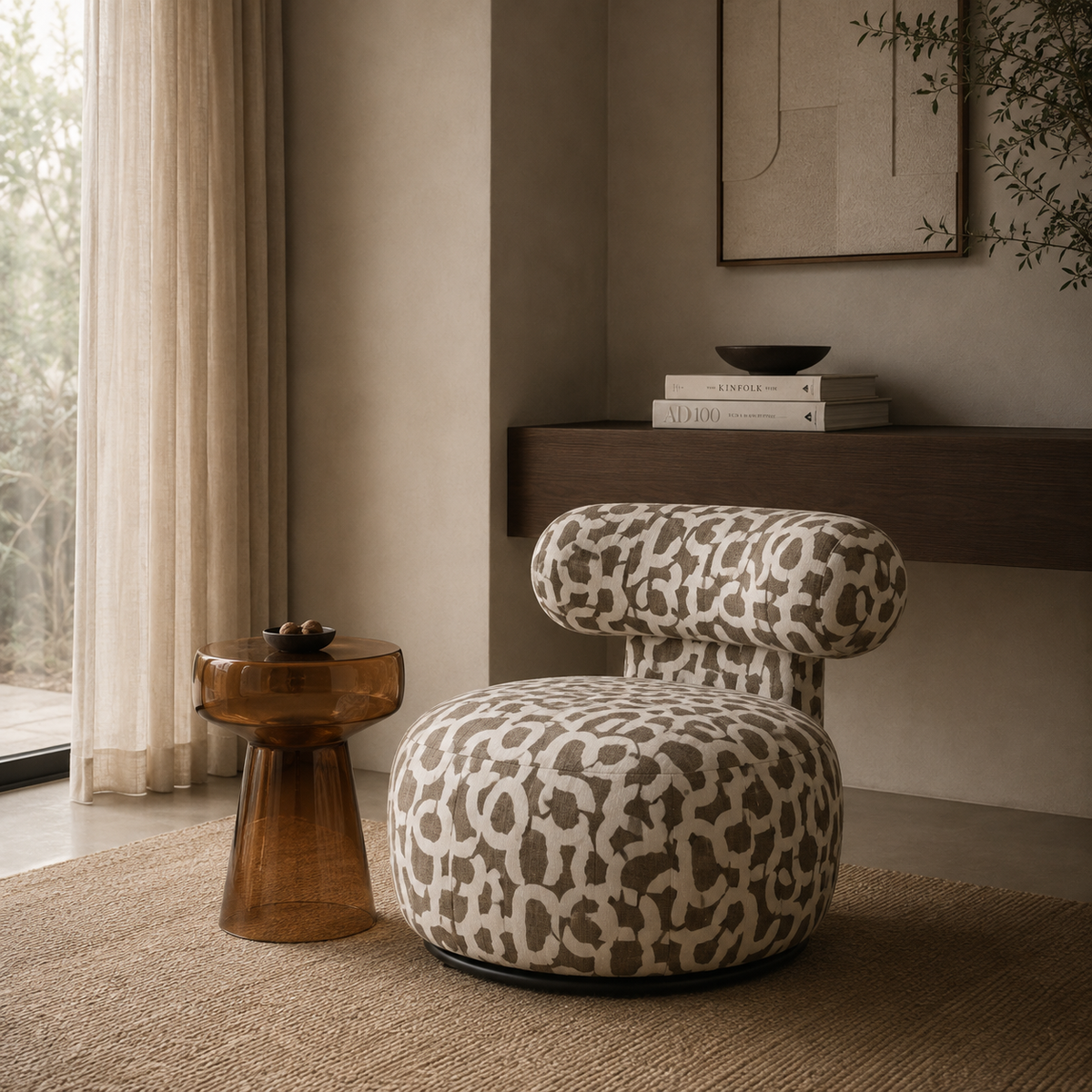 Sessel Moritz mit organisch gerundeter Form und grafisch gemustertem Bezug in Creme und Taupe von Interior Boutique.