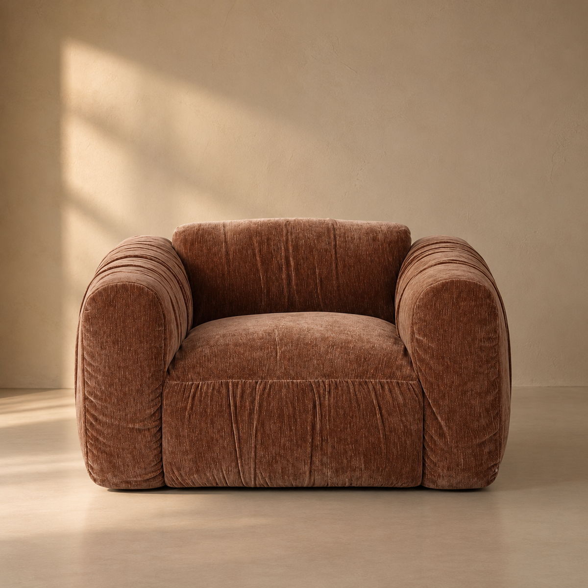 Sessel Philip mit voluminöser, gerundeter Polsterung und samtig wirkendem Bezug in warmem Rosébraun im ruhigen Produktsetting von Interior Boutique.