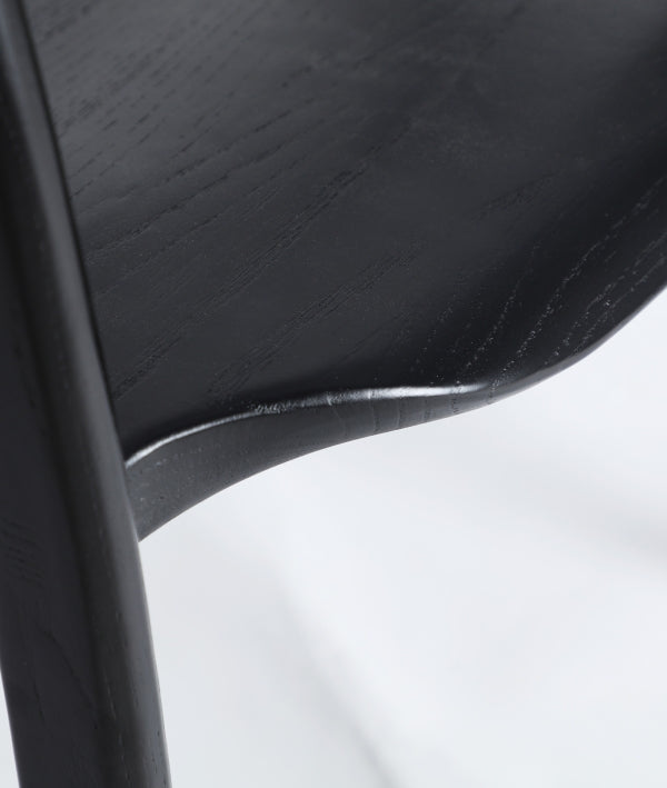 Liam – leichter Sessel aus Ulmenholz im Contemporary-Stil
